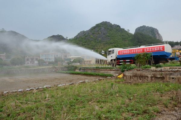 北流海螺開展愛心水車進(jìn)鄉(xiāng)村活動，幫助群眾澆灌土地_副本